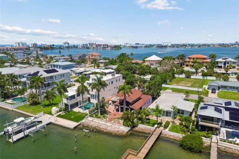 House in Saint Pete Beach, Florida 3 bedrooms, 190.08 sq.m. № 2309882 - photo 17