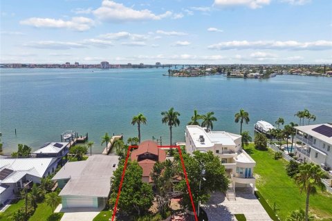 House in Saint Pete Beach, Florida 3 bedrooms, 190.08 sq.m. № 2309882