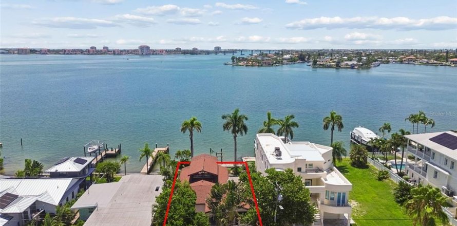 House in Saint Pete Beach, Florida 3 bedrooms, 190.08 sq.m. № 2309882