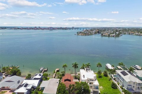 House in Saint Pete Beach, Florida 3 bedrooms, 190.08 sq.m. № 2309882 - photo 6