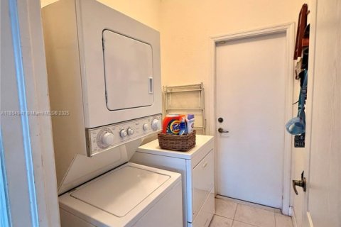 Townhouse in Doral, Florida 3 bedrooms, 153.38 sq.m. № 1877927 - photo 29