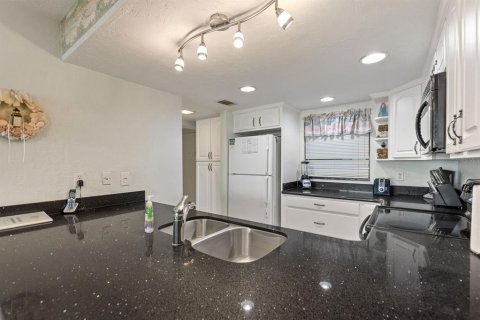 Condo in New Smyrna Beach, Florida, 1 bedroom  № 1430411 - photo 6