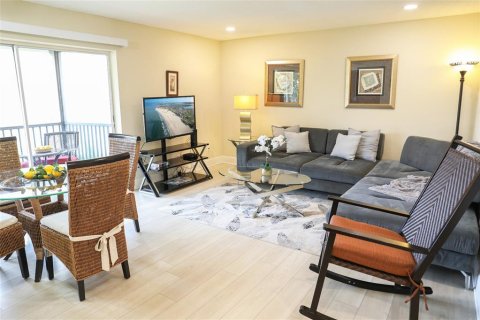 Condo in Largo, Florida, 2 bedrooms № 2384165 - photo 11