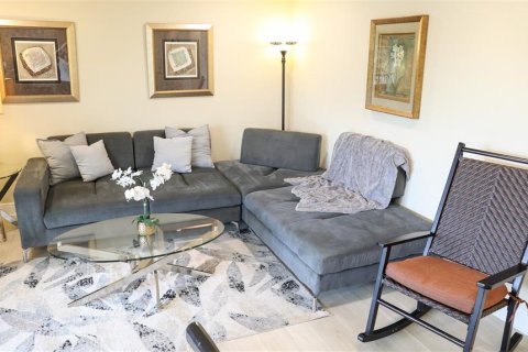 Condo in Largo, Florida, 2 bedrooms № 2384165 - photo 12