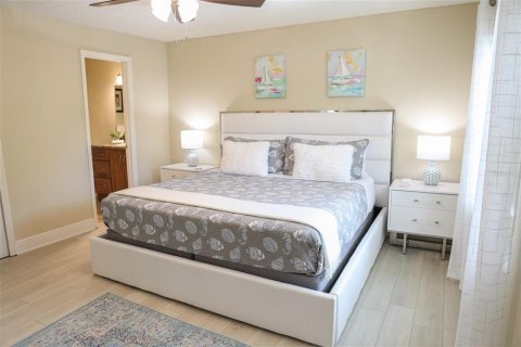 Condo in Largo, Florida, 2 bedrooms № 2384165 - photo 20