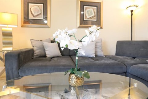 Condo in Largo, Florida, 2 bedrooms № 2384165 - photo 10