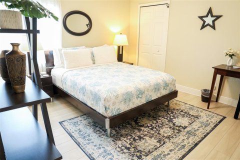 Condo in Largo, Florida, 2 bedrooms № 2384165 - photo 19