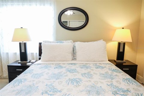 Condo in Largo, Florida, 2 bedrooms № 2384165 - photo 18