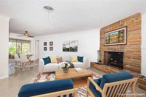 House in Saint Petersburg, Florida 4 bedrooms, 186.83 sq.m. № 1776803 - photo 3