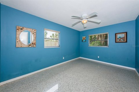 House in Saint Petersburg, Florida 4 bedrooms, 186.83 sq.m. № 1776803 - photo 19