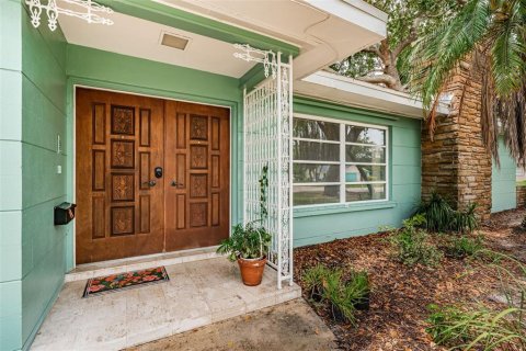 House in Saint Petersburg, Florida 4 bedrooms, 186.83 sq.m. № 1776803 - photo 2