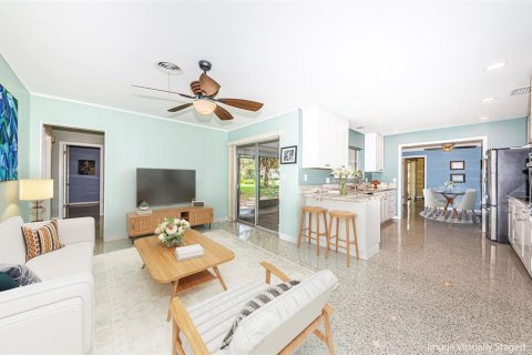 House in Saint Petersburg, Florida 4 bedrooms, 186.83 sq.m. № 1776803 - photo 5