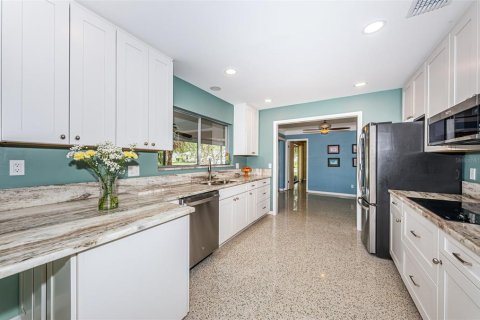House in Saint Petersburg, Florida 4 bedrooms, 186.83 sq.m. № 1776803 - photo 4