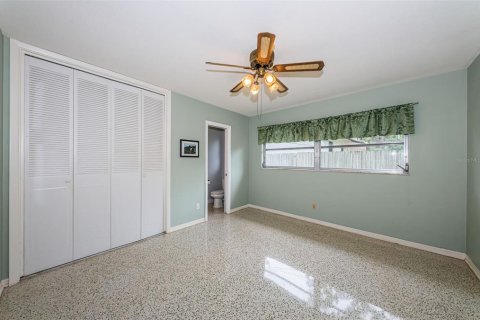 House in Saint Petersburg, Florida 4 bedrooms, 186.83 sq.m. № 1776803 - photo 17