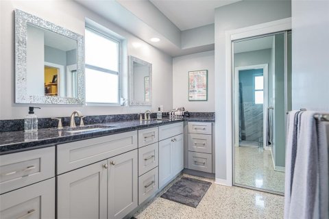House in Saint Petersburg, Florida 4 bedrooms, 186.83 sq.m. № 1776803 - photo 8