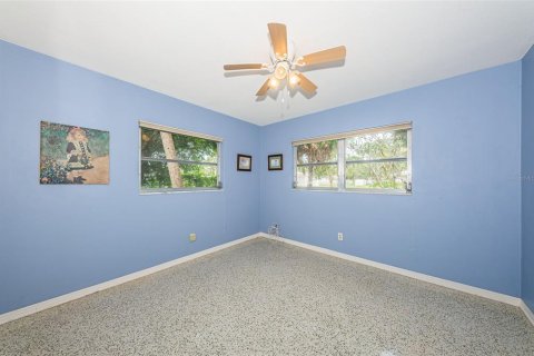 House in Saint Petersburg, Florida 4 bedrooms, 186.83 sq.m. № 1776803 - photo 21
