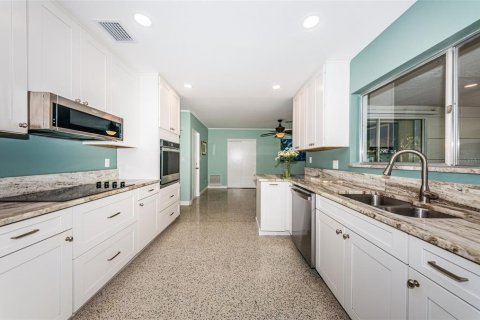 House in Saint Petersburg, Florida 4 bedrooms, 186.83 sq.m. № 1776803 - photo 27