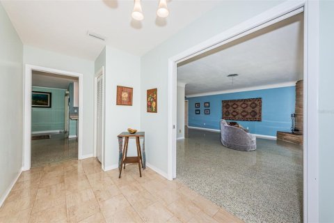 House in Saint Petersburg, Florida 4 bedrooms, 186.83 sq.m. № 1776803 - photo 25