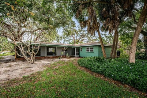 House in Saint Petersburg, Florida 4 bedrooms, 186.83 sq.m. № 1776803 - photo 12