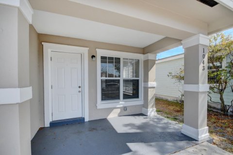 Villa ou maison à louer à West Palm Beach, Floride: 3 chambres, 118.82 m2 № 2397722 - photo 2