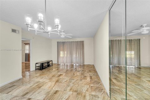 Condo in Margate, Florida, 2 bedrooms  № 1639337 - photo 8