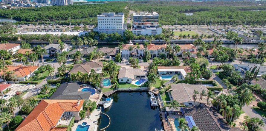 Villa ou maison à North Miami Beach, Floride 4 chambres № 1984858