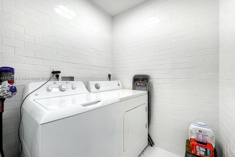 Villa ou maison à vendre à North Miami Beach, Floride: 4 chambres № 1984858 - photo 7