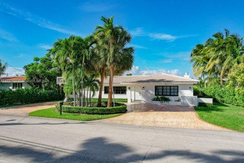 Villa ou maison à vendre à North Miami Beach, Floride: 4 chambres № 1984858 - photo 3