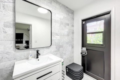 Villa ou maison à vendre à North Miami Beach, Floride: 4 chambres № 1984858 - photo 13