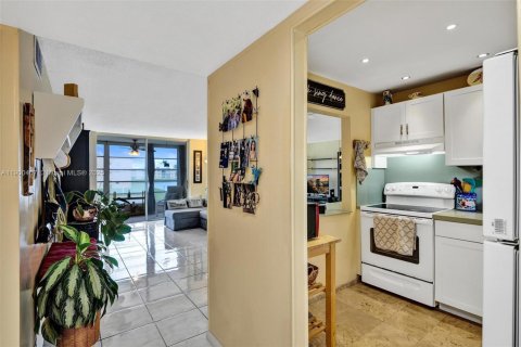 Condo in Sunrise, Florida, 1 bedroom № 1952857 - photo 7