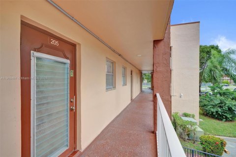 Condo in Sunrise, Florida, 1 bedroom № 1952857 - photo 2
