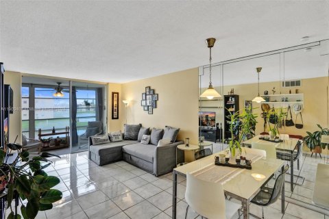 Condo in Sunrise, Florida, 1 bedroom № 1952857 - photo 3