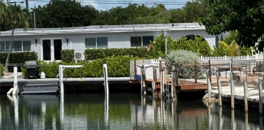 House in Marathon, Florida 3 bedrooms, 192.68 sq.m. № 2012758