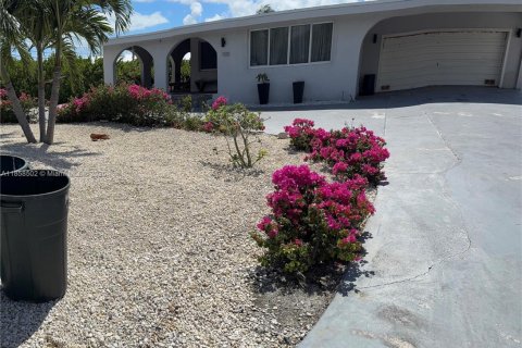 House in Marathon, Florida 3 bedrooms, 192.68 sq.m. № 2012758 - photo 11