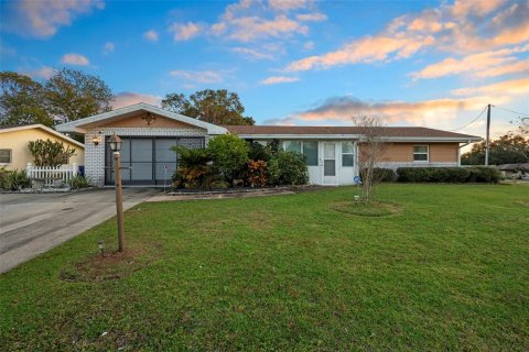 House in Orange City, Florida 2 bedrooms, 134.43 sq.m. № 2108192