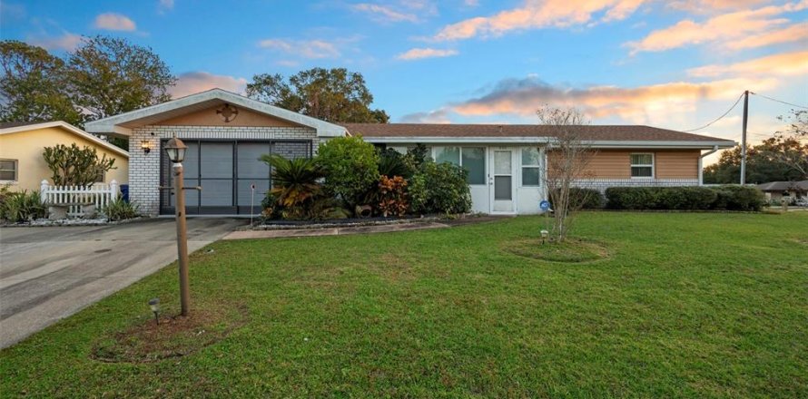 House in Orange City, Florida 2 bedrooms, 134.43 sq.m. № 2108192