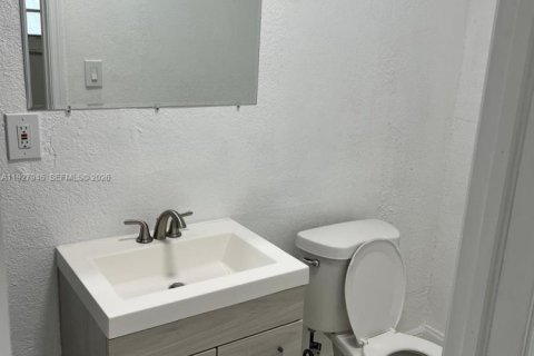 Immobilier commercial à louer à Miami Gardens, Floride: 1 chambre, 140.56 m2 № 1997903 - photo 4
