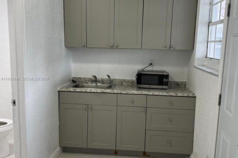 Immobilier commercial à louer à Miami Gardens, Floride: 1 chambre, 140.56 m2 № 1997903 - photo 3