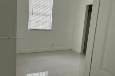 Immobilier commercial à louer à Miami Gardens, Floride: 1 chambre, 140.56 m2 № 1997903 - photo 2