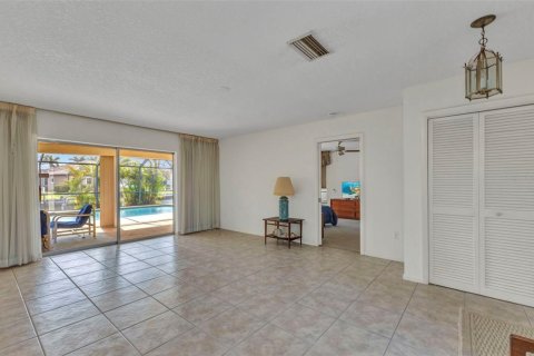 House in Punta Gorda, Florida 3 bedrooms, 206.89 sq.m. № 1625598 - photo 6