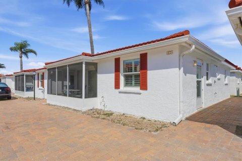 Condo in Sarasota, Florida, 2 bedrooms  № 2234570 - photo 2