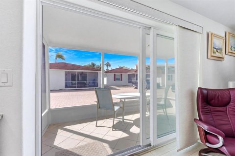 Condo in Sarasota, Florida, 2 bedrooms  № 2234570 - photo 20