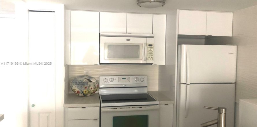 Condominio en Miami, Florida, 2 dormitorios  № 1934229