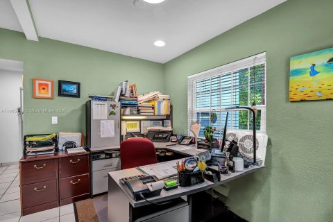 Commercial property in Miami Springs, Florida № 2081956 - photo 18