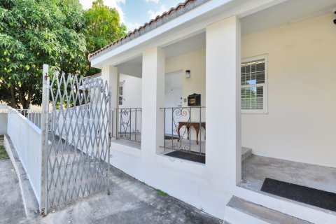 Commercial property in Miami Springs, Florida № 2081956 - photo 11
