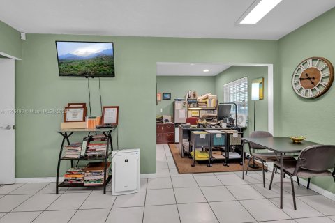 Commercial property in Miami Springs, Florida № 2081956 - photo 14