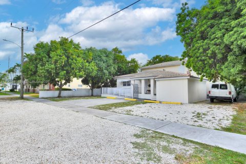 Commercial property in Miami Springs, Florida № 2081956 - photo 10