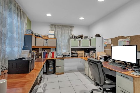 Commercial property in Miami Springs, Florida № 2081956 - photo 19