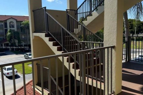 Condo in Pembroke Pines, Florida, 2 bedrooms № 1974999 - photo 3