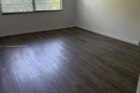 Condo in Pembroke Pines, Florida, 2 bedrooms № 1974999 - photo 15